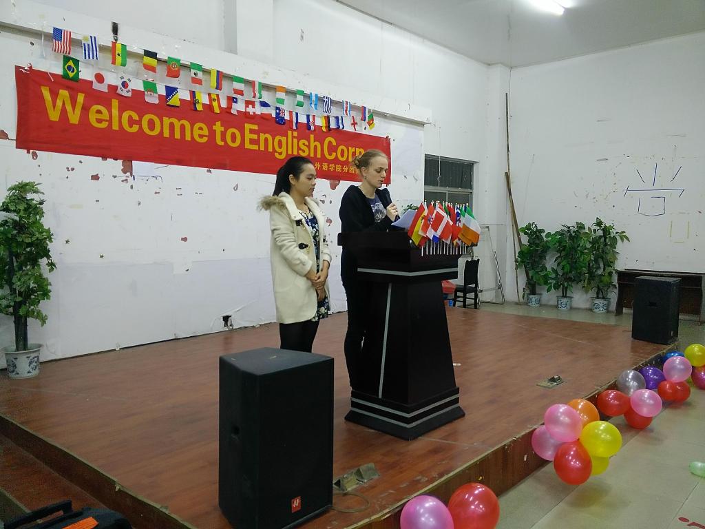 和职工一起诗歌朗诵